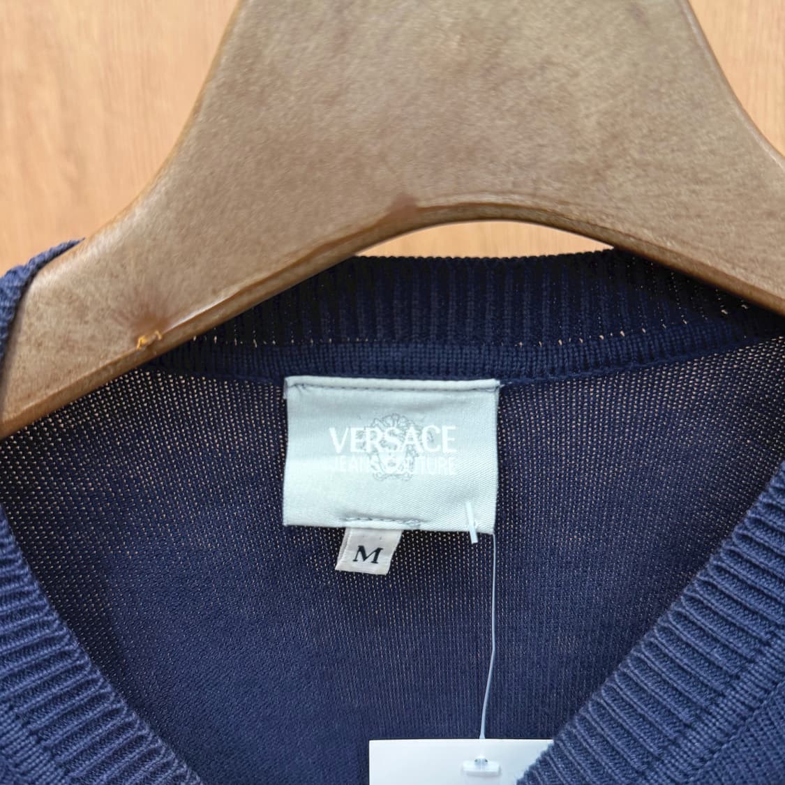 베르사체 라운드넥 코튼 니트 로고 자수 디테일 레귤러핏 네이비 상품이미지7