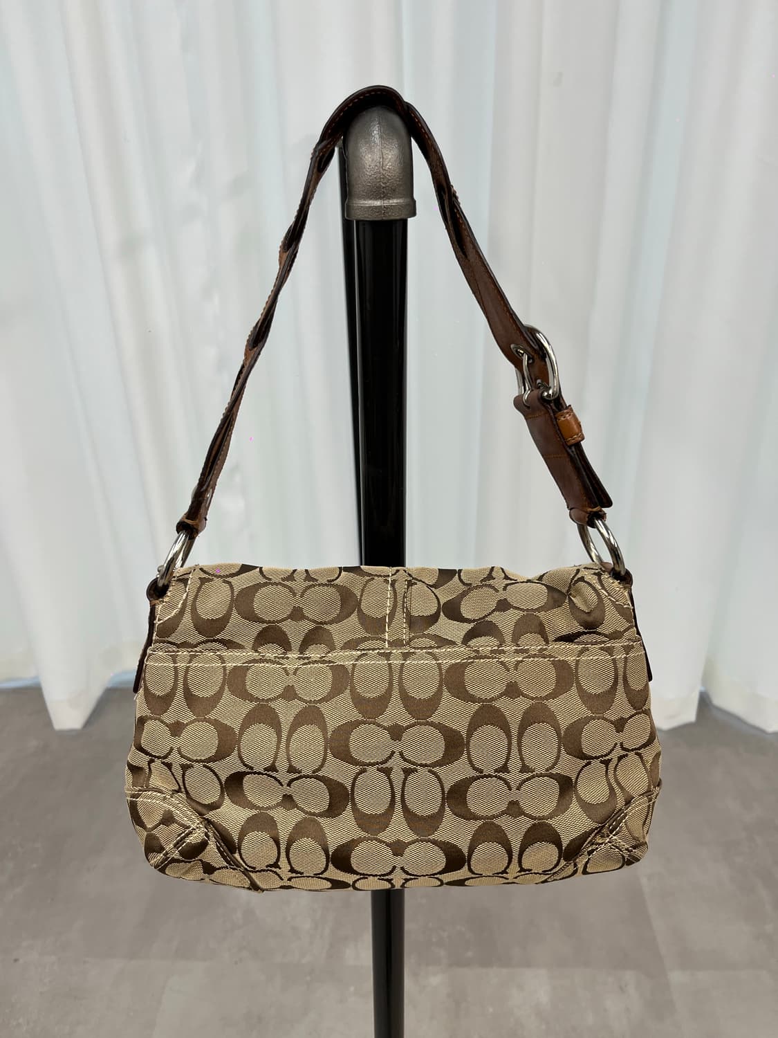 Coach Front Pocket Beige Solder Bag 상품이미지3