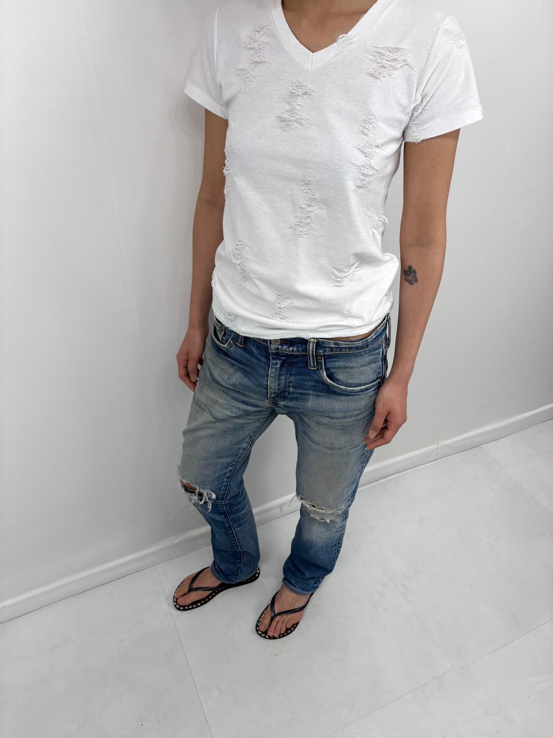 DISTRESSED V NECK TEE 상품이미지3