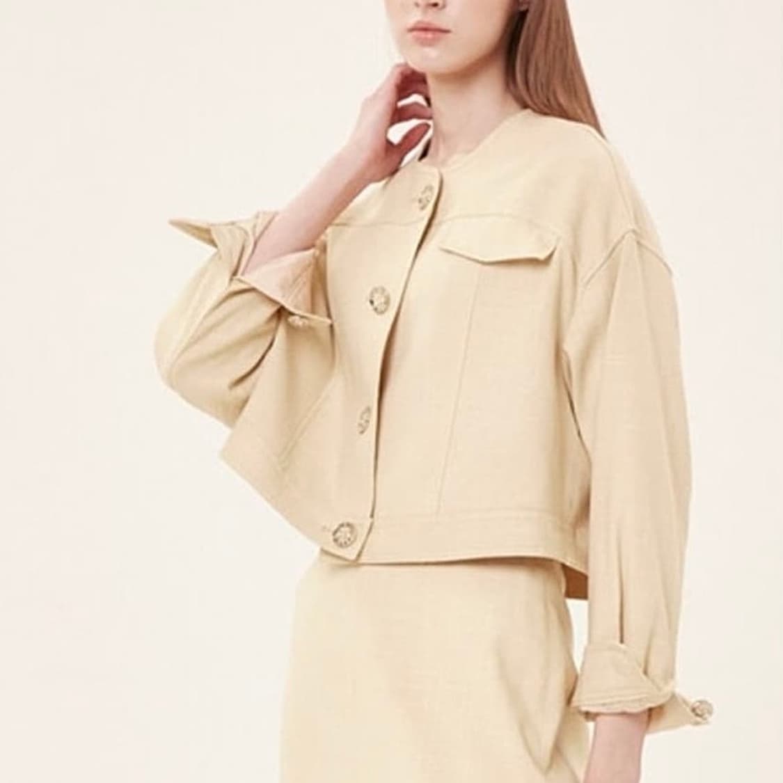 82 타임 22SS 베이지 로고 버튼 크롭 스판 자켓 상품이미지1