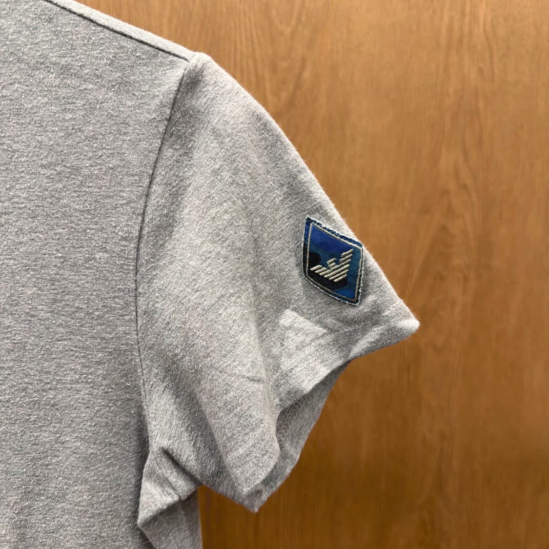 엠포리오 아르마니 라운드넥 반팔 티셔츠 로고 패치 디테일 레귤러핏 그레이 상품이미지6