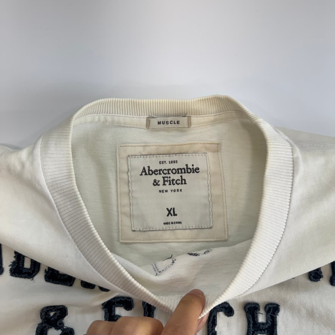 Abercrombie 아베크롬비 스펠아웃로고 아이보리 반팔  상품이미지5