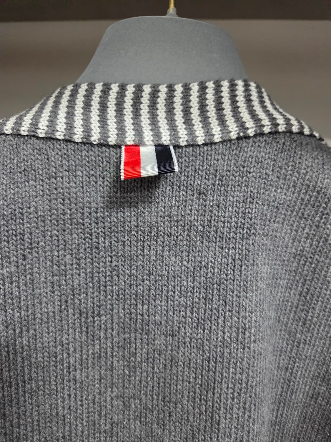 톰브라운 코튼 사선 브이넥 헥터 가디건 미디움 그레이 3사이즈 상품이미지6