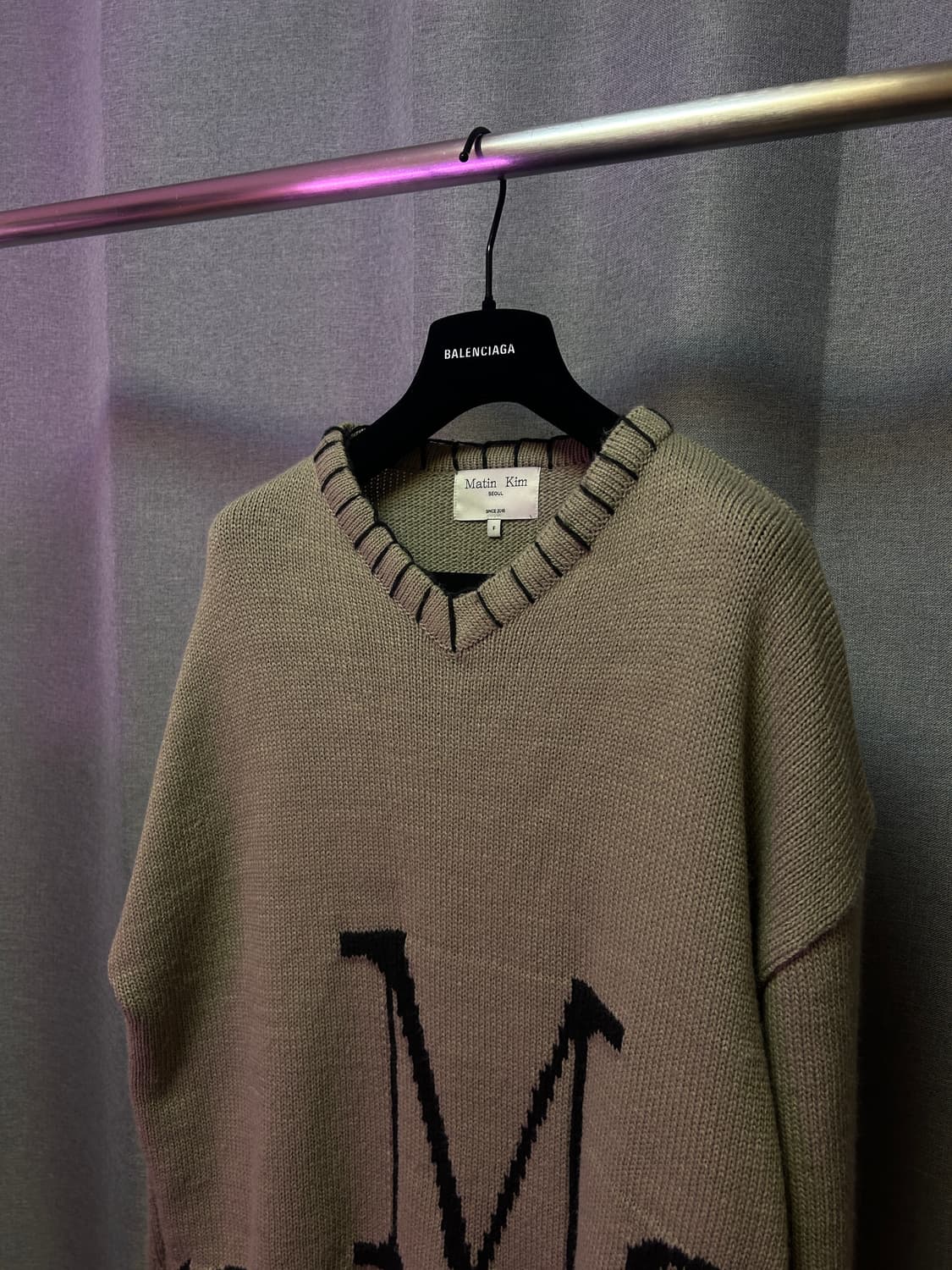 마틴킴 오버사이즈 로고 브이넥 니트 상품이미지2