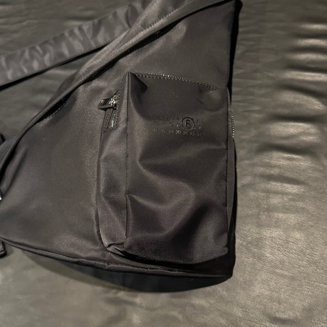 엠엠식스 메종마르지엘라 나일론 슬링백 블랙 상품이미지2