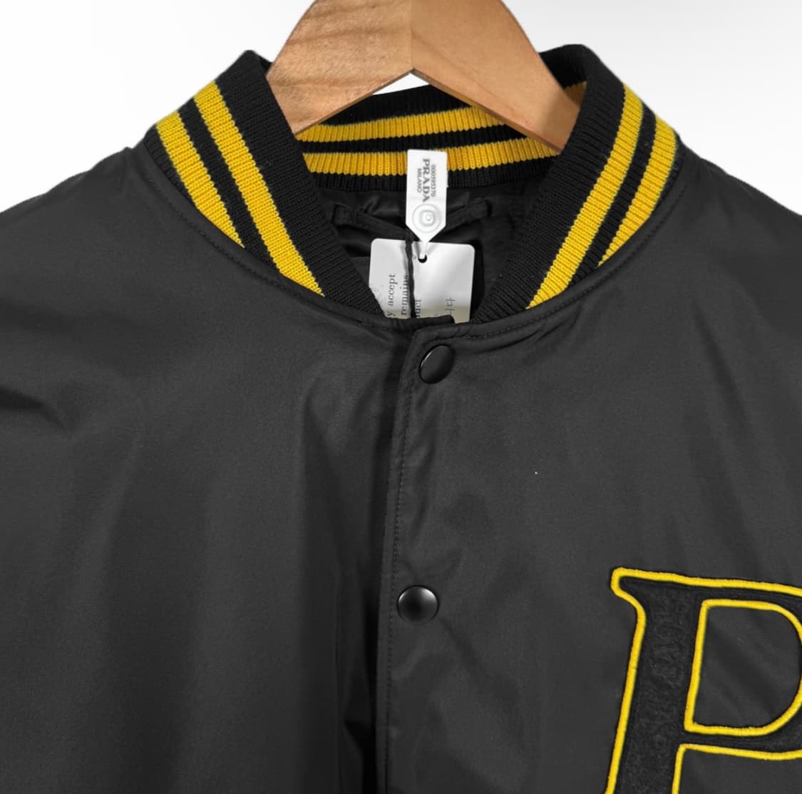 [L] 프라다 남성 로고 패치 리나일론 바시티 봄버 자켓 블랙 상품이미지3