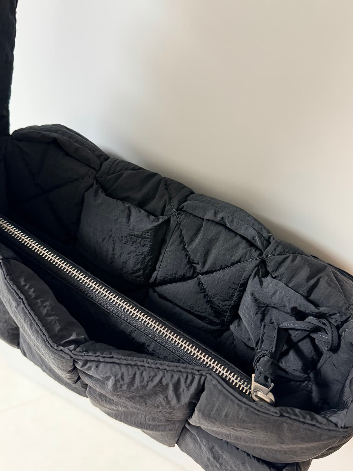 보테가 베네타 패딩 테크 카세트백 블랙 상품이미지3