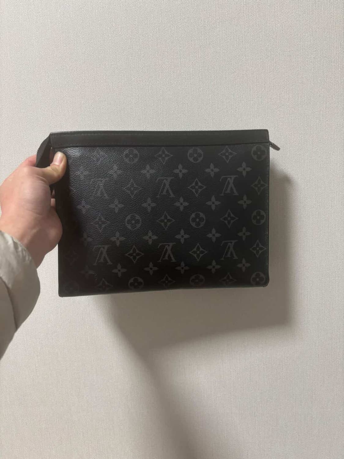 루이비통 포쉐트 보야주 MM 모노그램 이클립스 클러치백 상품이미지2