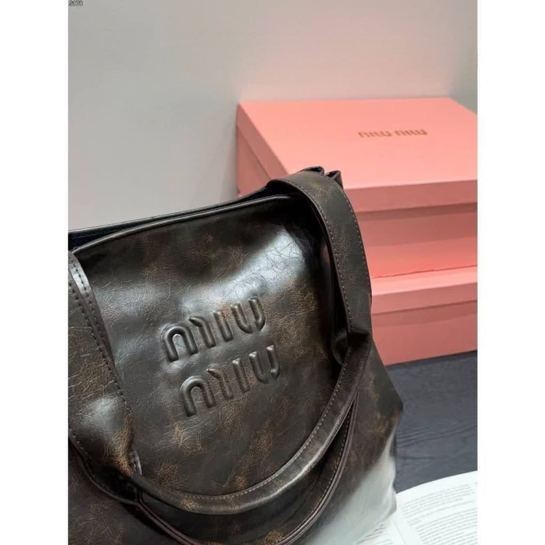 미우미우(Miu Miu) 엠보스드 로고 가죽 토트백 상품이미지8