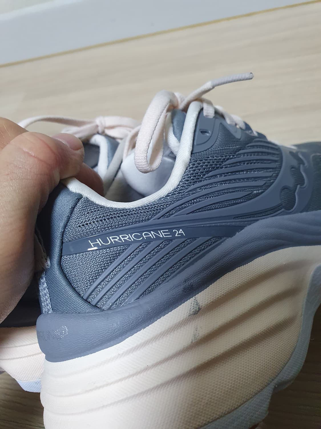 써코니 허리케인 24 러닝화 240 상품이미지6