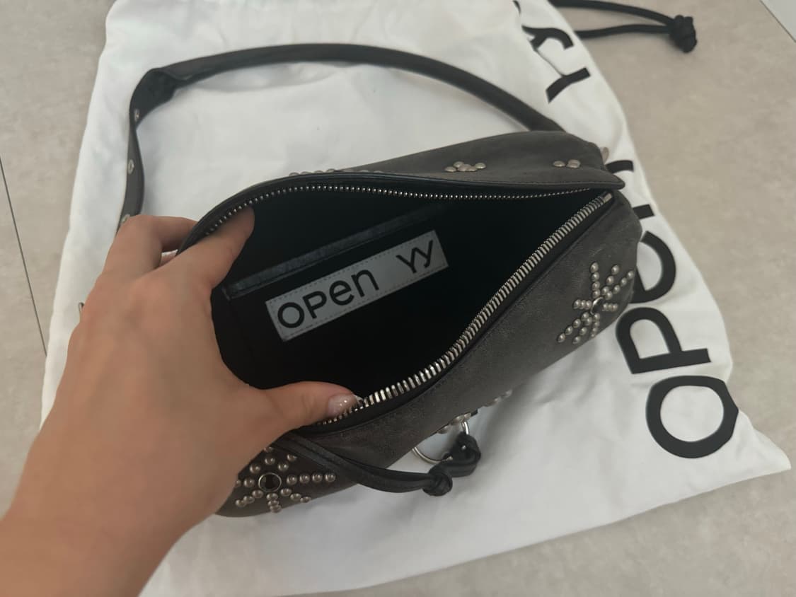 Openyy 오픈와이와이 스터드 필로우 핸들 백 블랙 상품이미지3