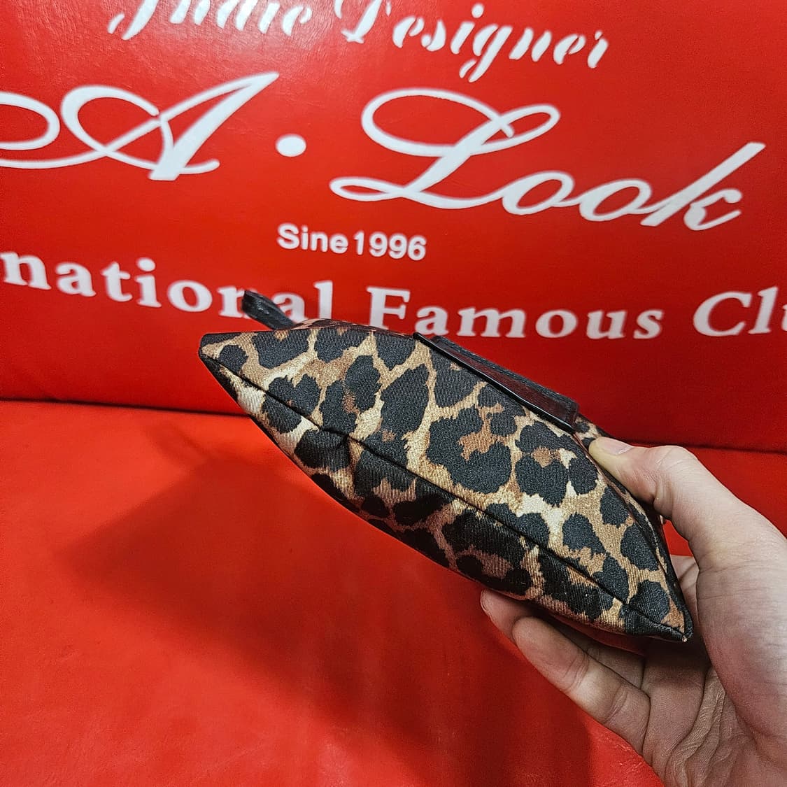 코치(COACH) 레오파드 핸들 파우치백 상품이미지3