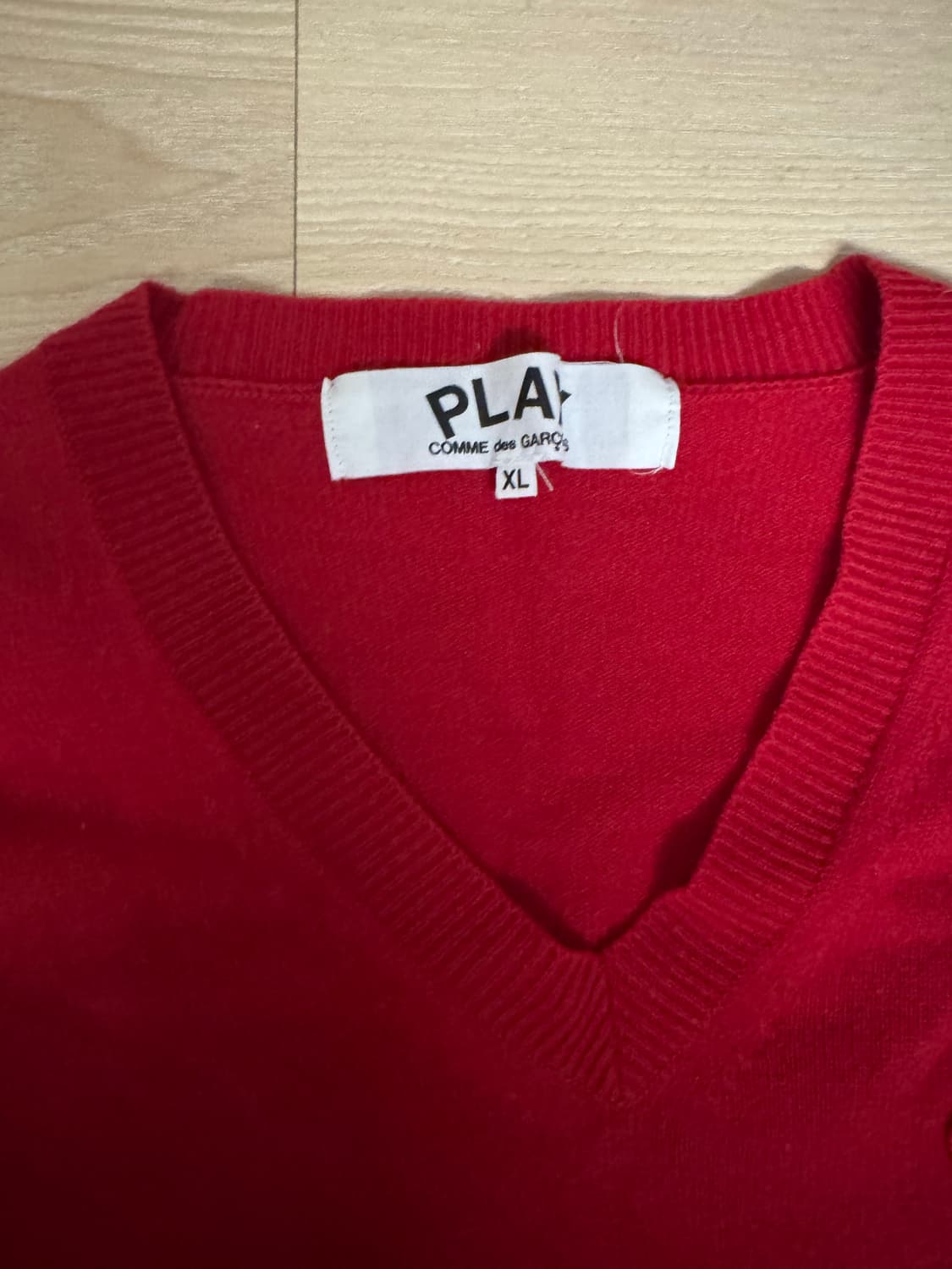 꼼데가르송 PLAY 라인의 레드 브이넥 니트 상품이미지2