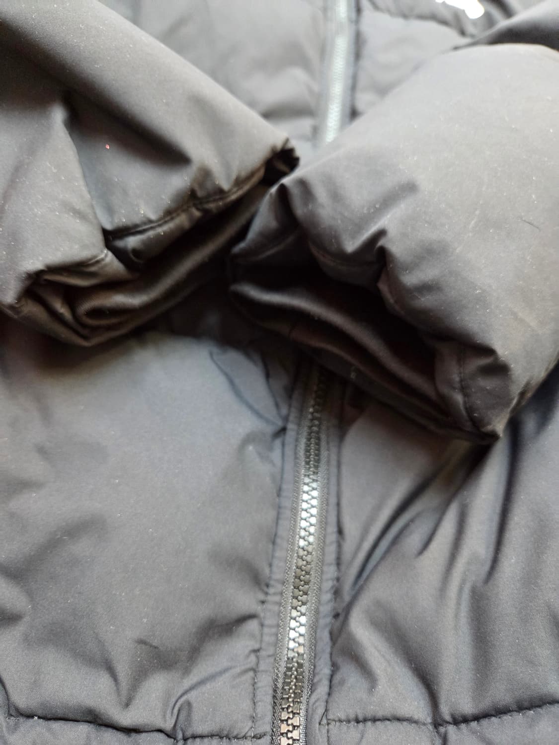 검정색 휠라 패딩 M사이즈입니다. 겉감은 폴리에스터 100%라 가볍고 따 상품이미지3