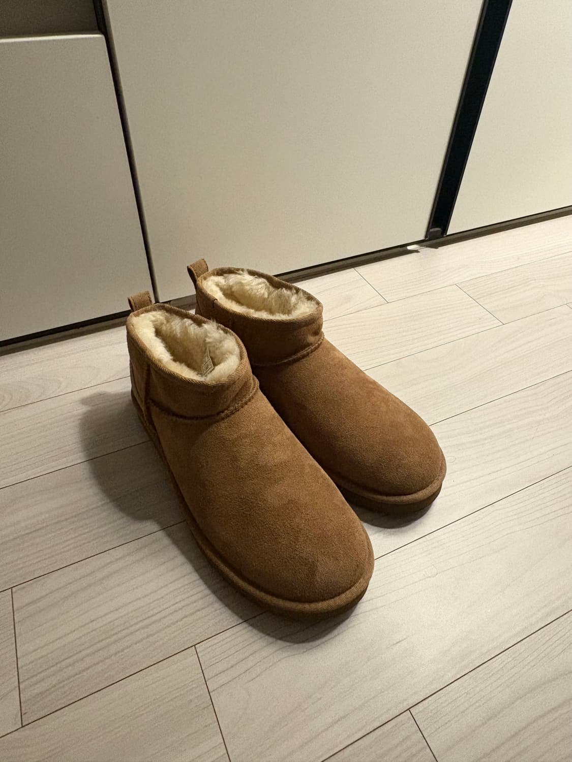 어그 스웨이드 레더 미니 부츠 (클래식 울트라 미니) 상품이미지1