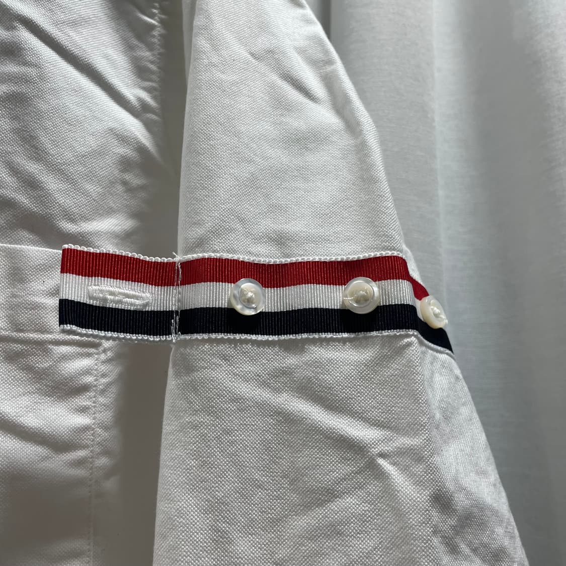 톰브라운/ 트리콜로 암밴드 화이트 셔츠/ 3 상품이미지4