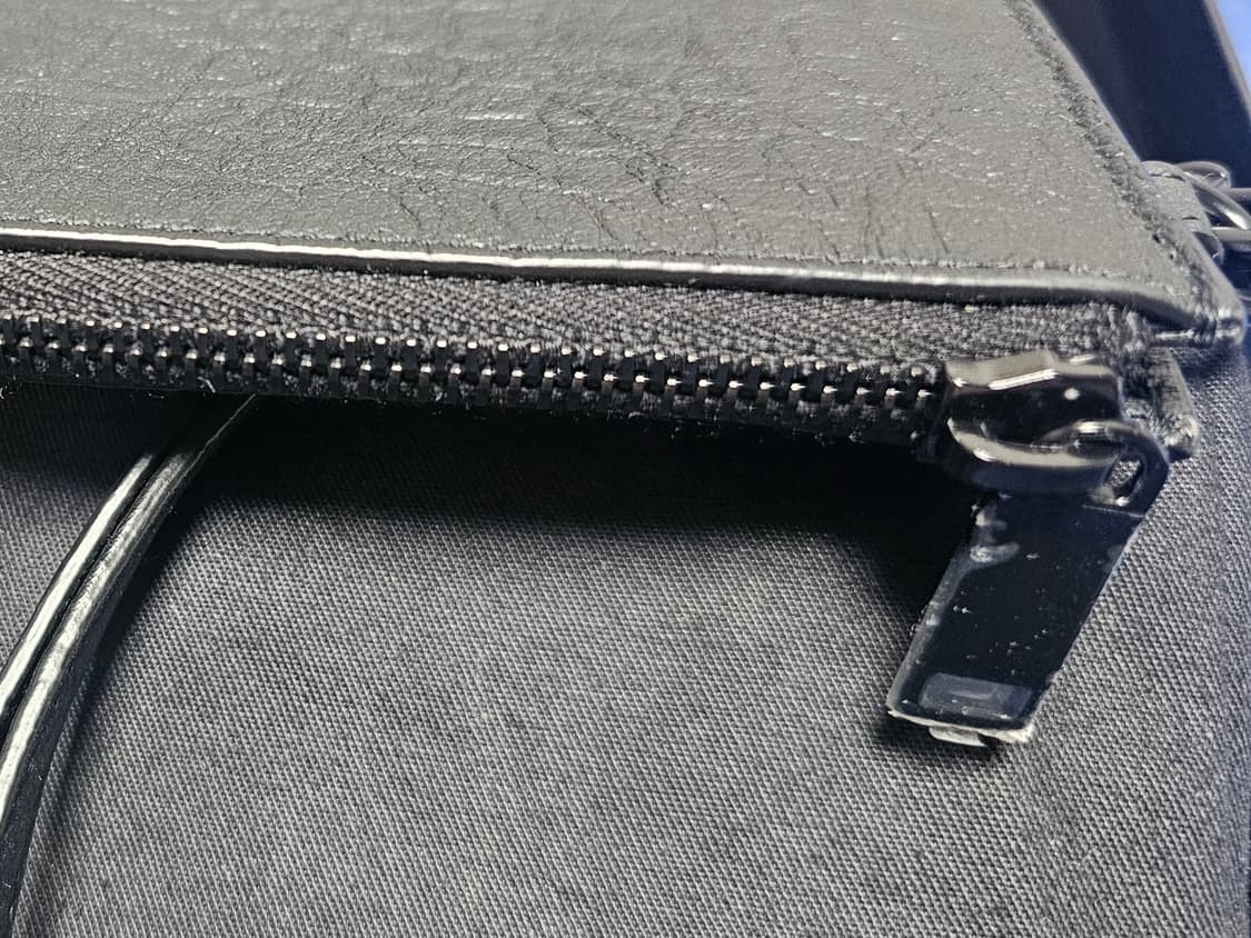 생로랑 라지 클러치 (새상품) 667691-C9H0U-1000 상품이미지4