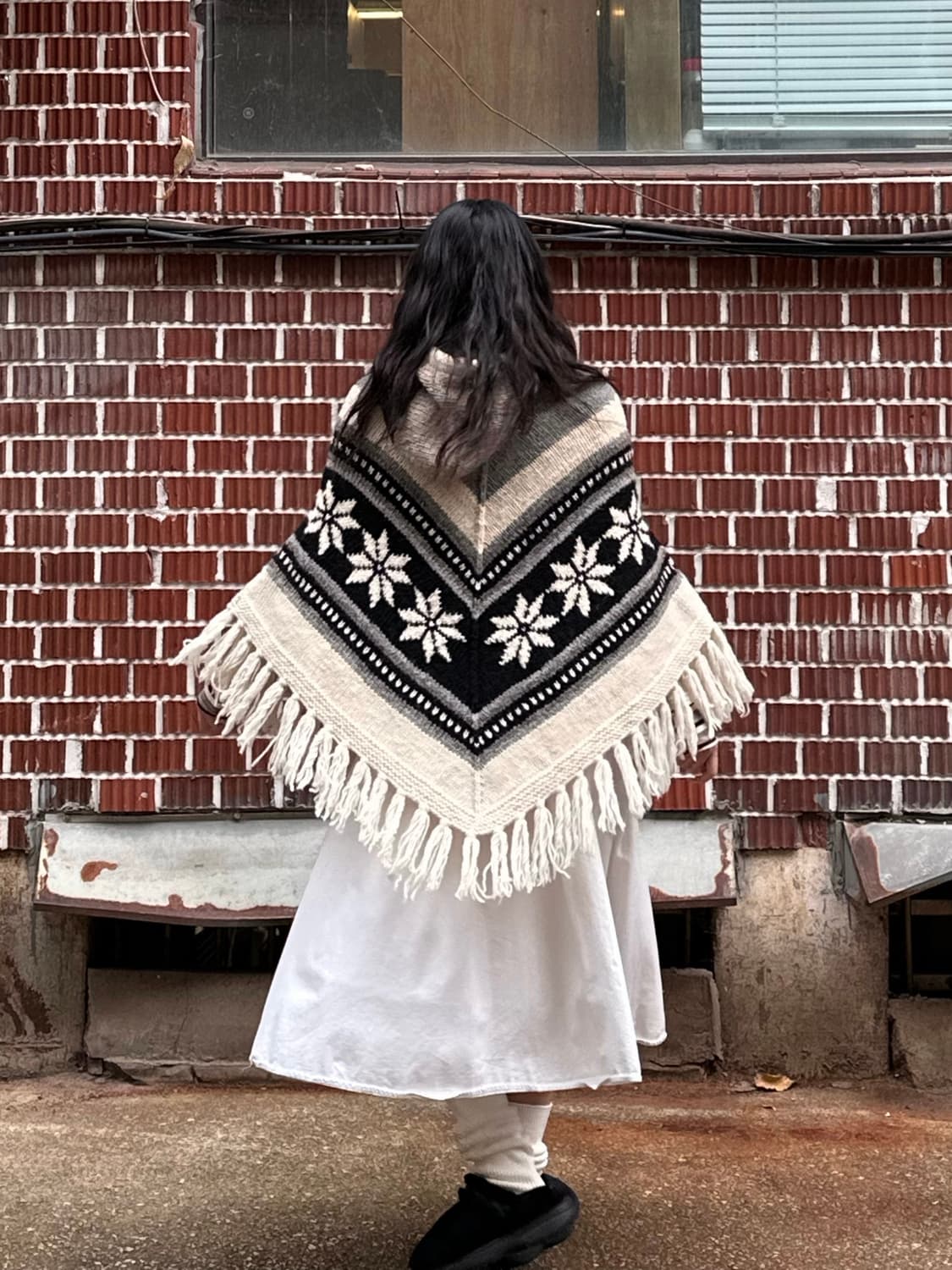 모리 노르딕 후드 케이프 스트라이프 목폴라 화이트 스커트 코디세트 상품이미지5