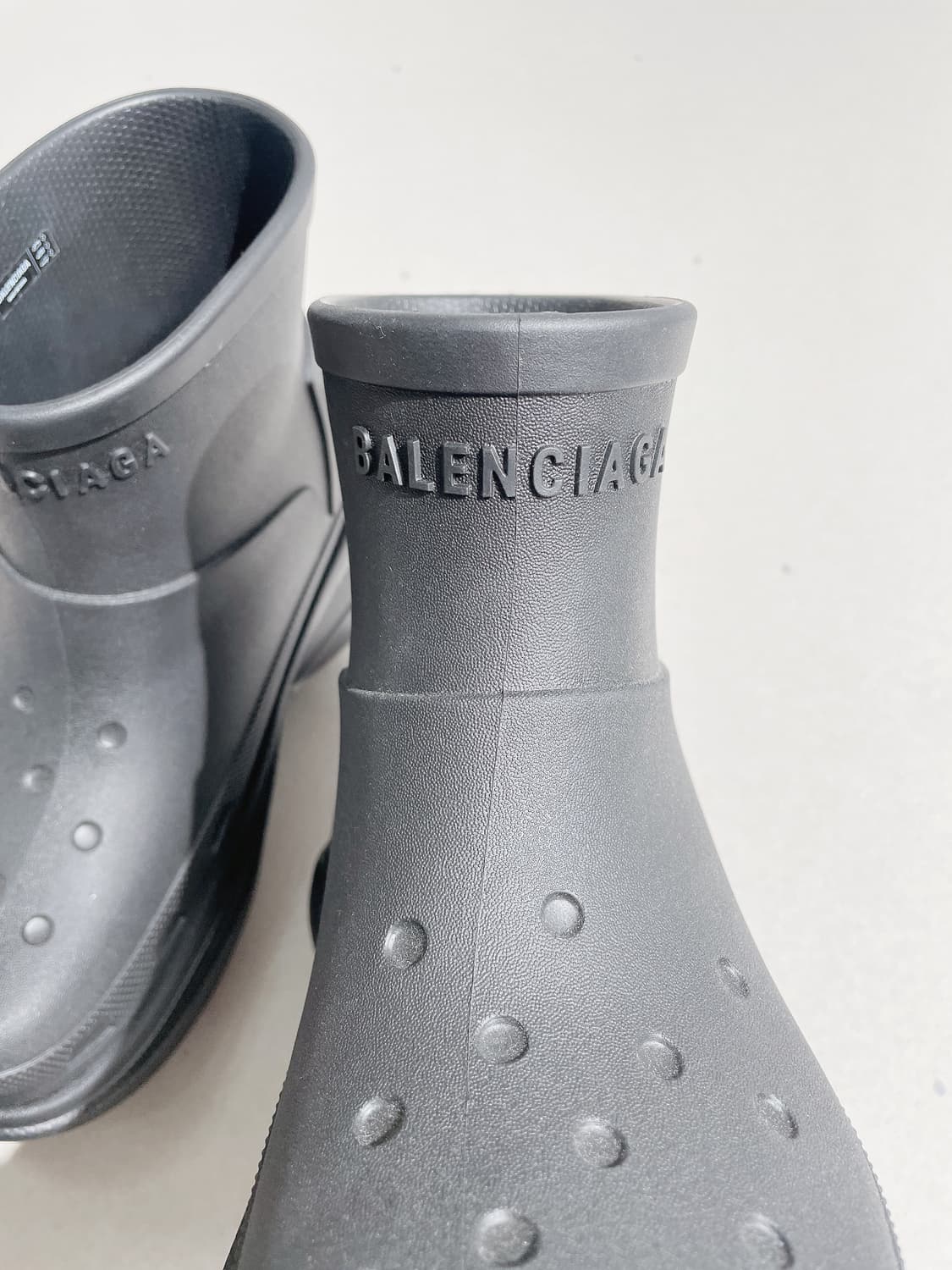 (정품/새상품) BALENCIAGA 발렌시아가 X 크록스 여성 부티 블랙 상품이미지2