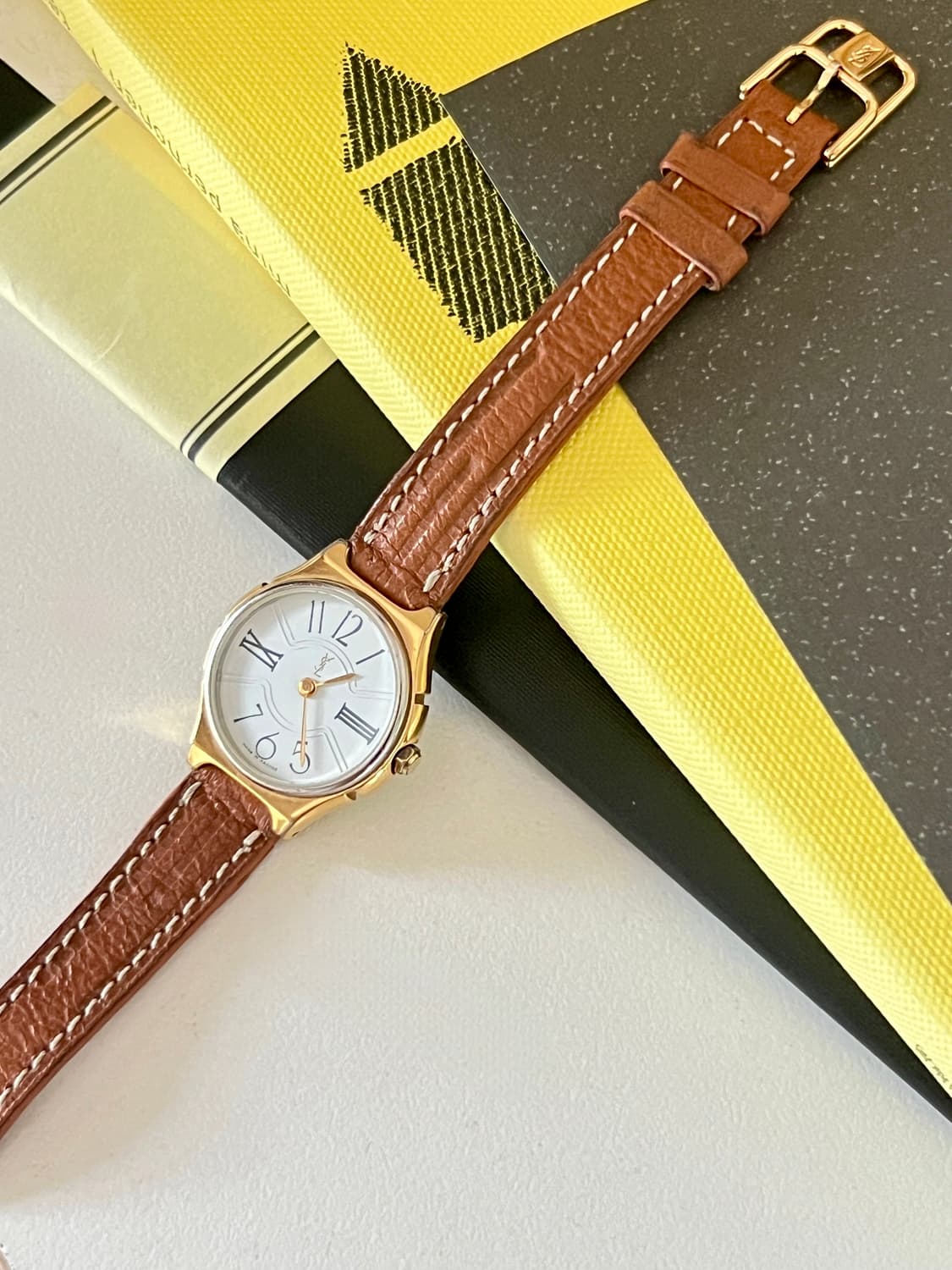 Saint Laurent  옐로우 골드 라운드 생로랑 시계  상품이미지6