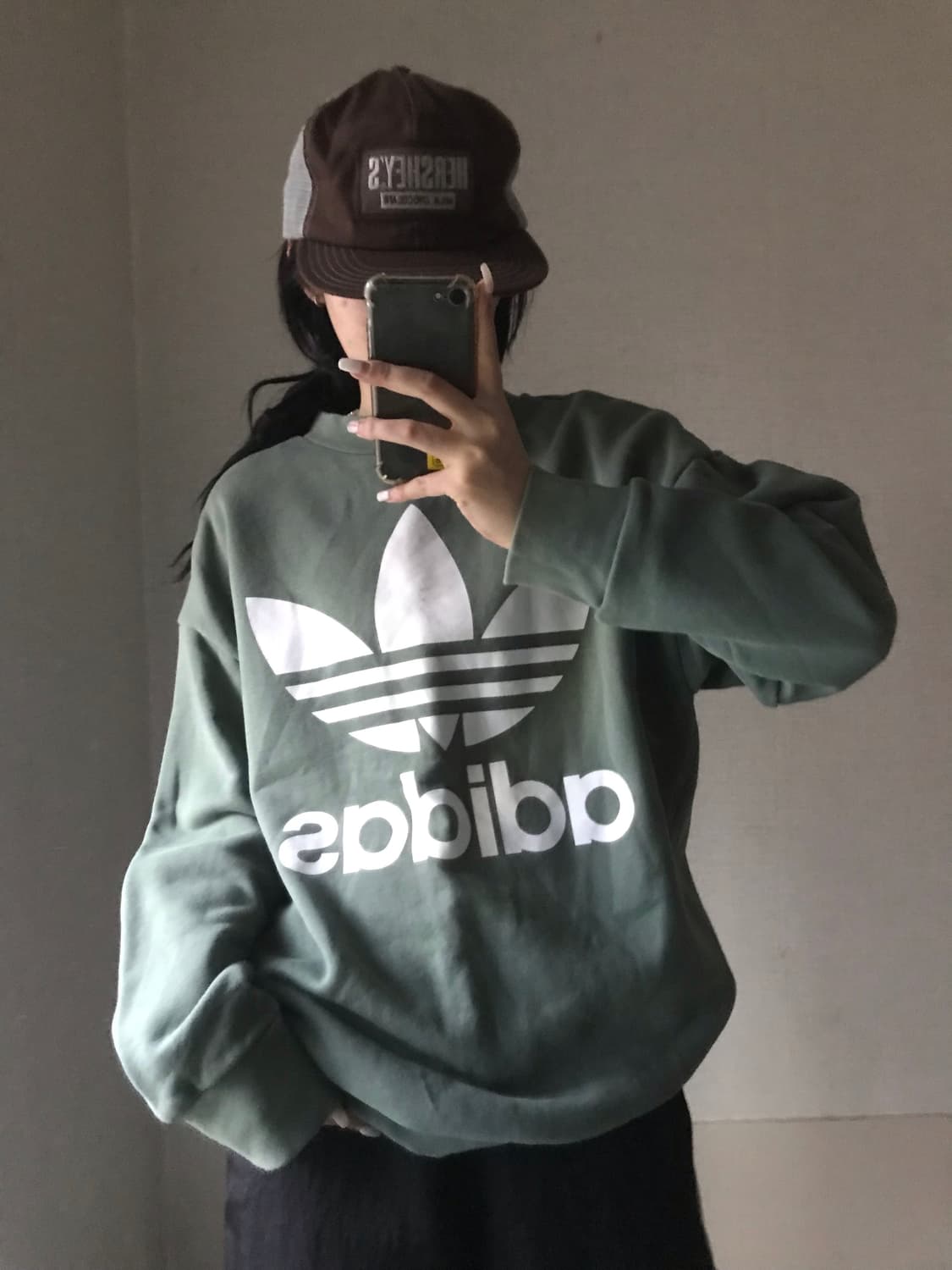 아디다스 빅로고 카키 맨투맨 상품이미지5