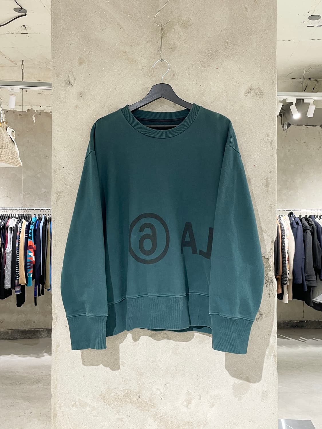 mm6 메종 마르지엘라 딥 틸 스펠링 백스티치 크루넥 스웻 셔츠 상품이미지1