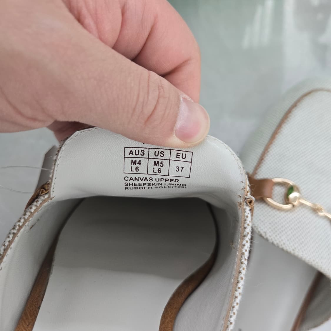 어그 뮬 로퍼 베이지 브라운 금장 장식 235mm 상품이미지3