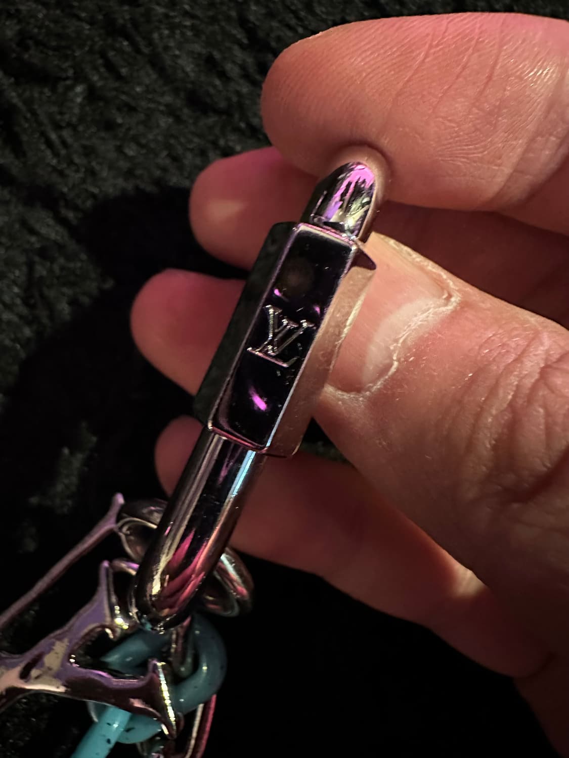 루이비통 체인 LV 쉐이프 백 참 키 홀더 상품이미지5