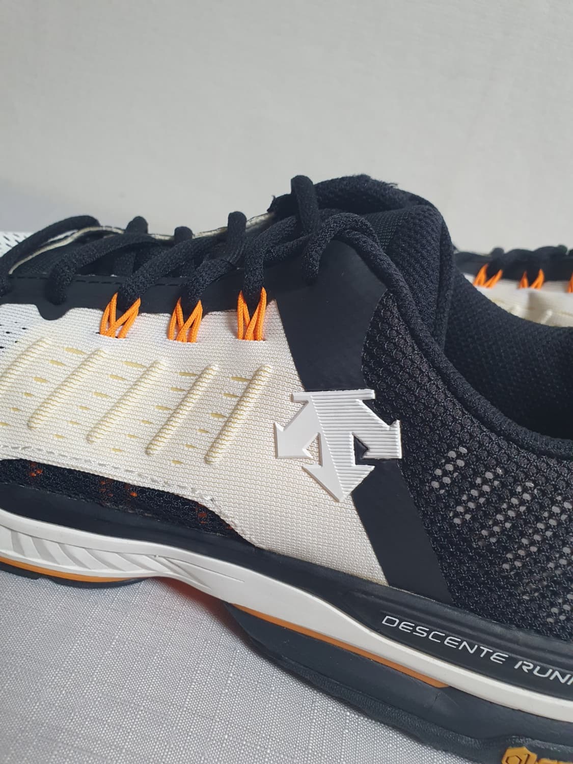 데상트 토닉 3.0 러닝화 화이트 블랙 오렌지 280mm 상품이미지7