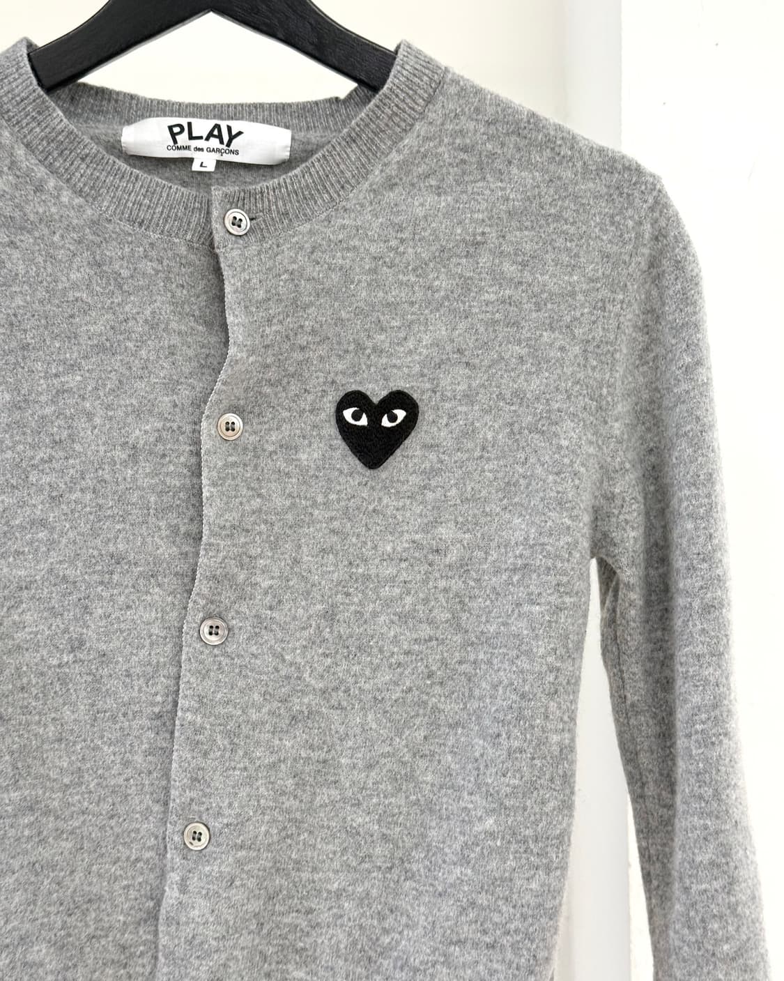 꼼데가르송 플레이 그레이 블랙 하트패치 가디건 상품이미지4