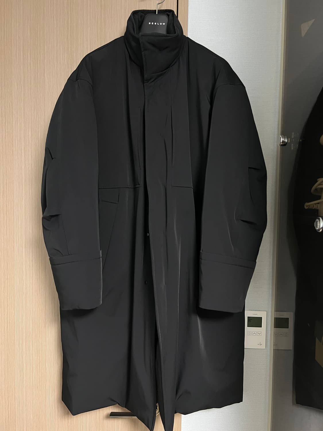 우영미 하이넥 심플 구스다운 점퍼 롱패딩 블랙 상품이미지2