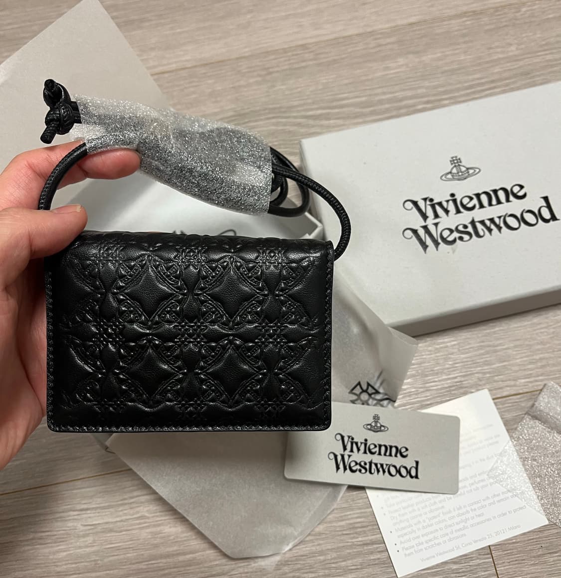 비비안웨스트우드 엠보스드 나파 스트랩 카드지갑 상품이미지2