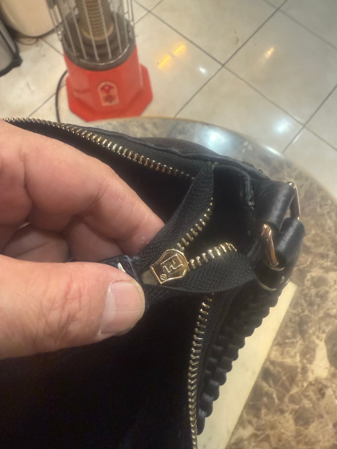 정품 펜디 셀러리아 쇼퍼백 팝니다 상품이미지8