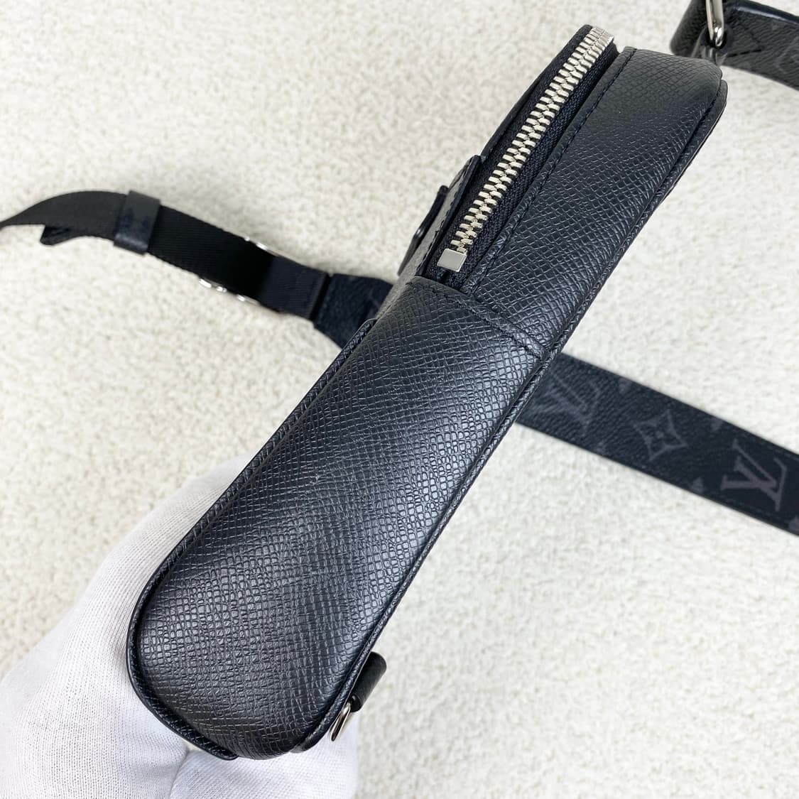 루이비통 크로스백 아웃도어 슬링백 상품이미지5