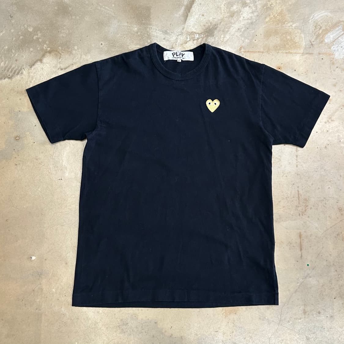 XL 꼼데가르송 골드 하트 와펜 블랙 반팔티 상품이미지2