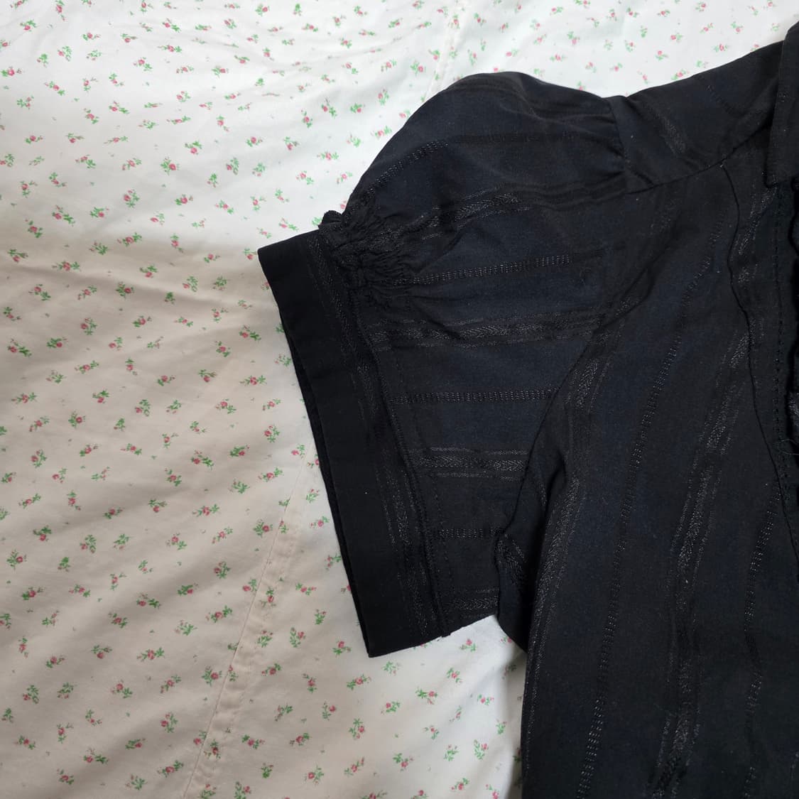 블랙 고딕 프릴 퍼프 반팔 블라우스 공겜여주 로걀 y2k 상품이미지4