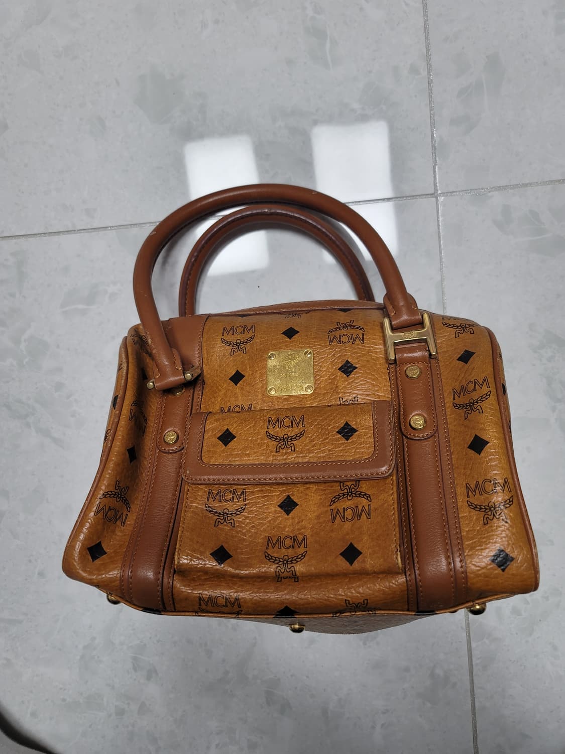 엠씨엠 숄더백 중형 

 상품이미지2