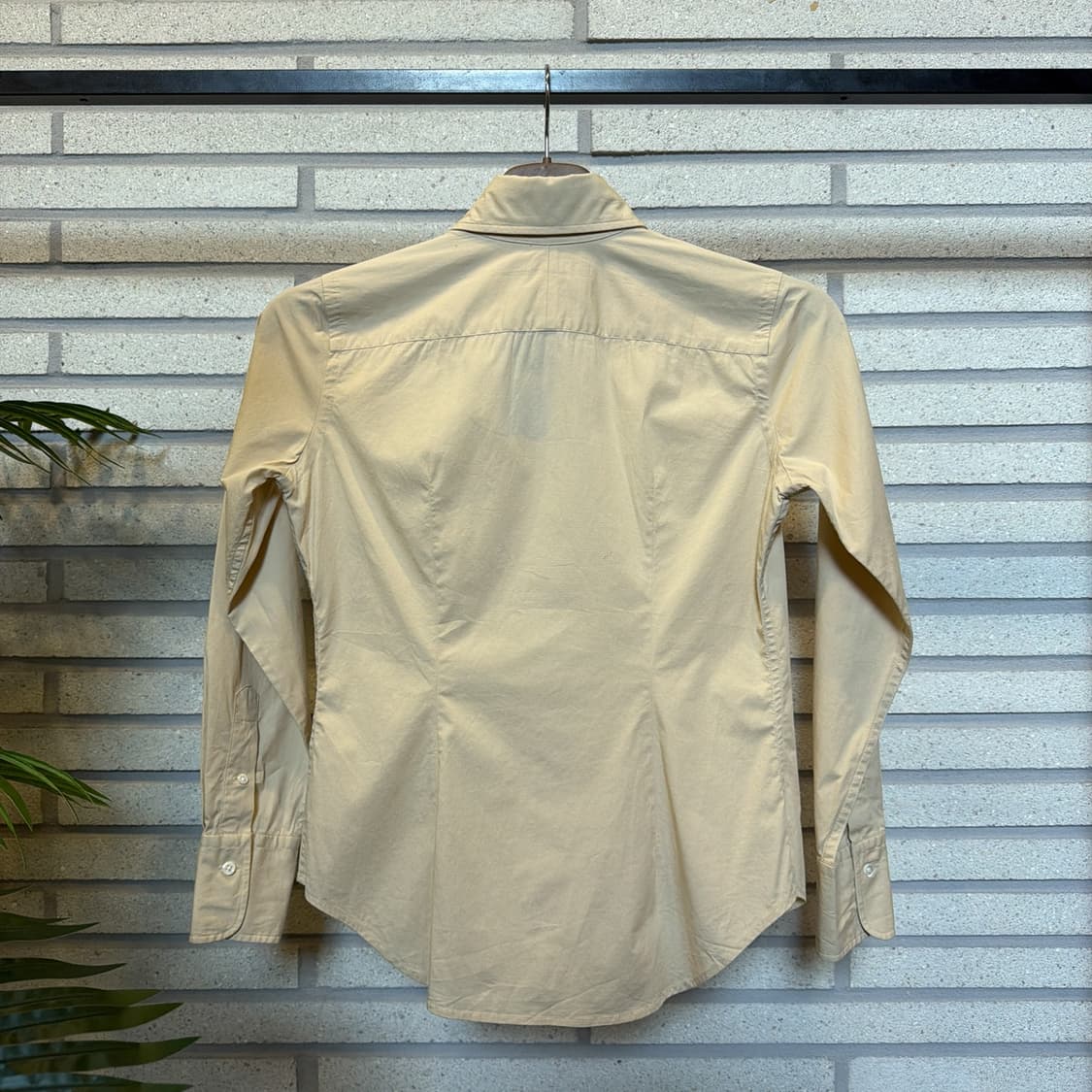 랄프로렌 베이직 코튼 셔츠 백 다트 소매자수 디테일 슬림핏 옐로우 상품이미지3