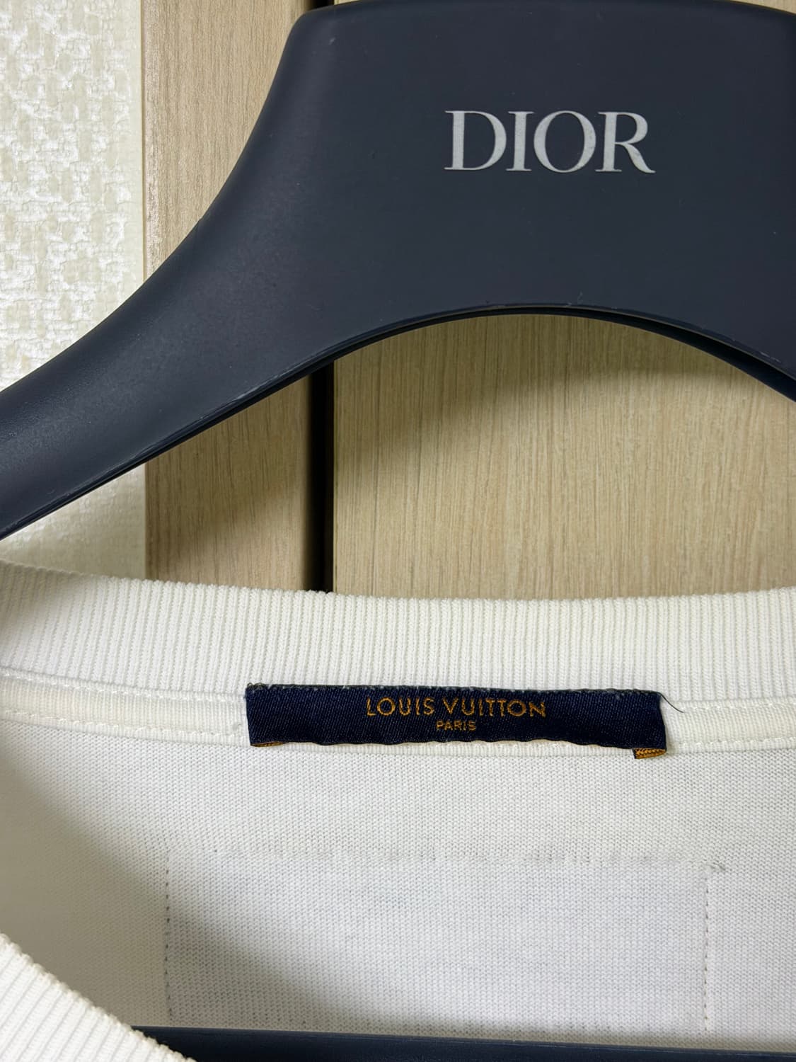 루이비통 펜던트 자수로고 LV 엠브로이드 반팔 티셔츠 상품이미지3