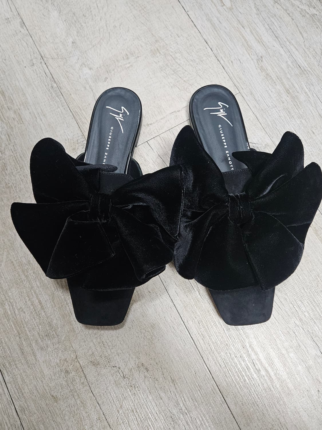 쥬세페자노티 블랙 벨벳 뮬 240~245 상품이미지1