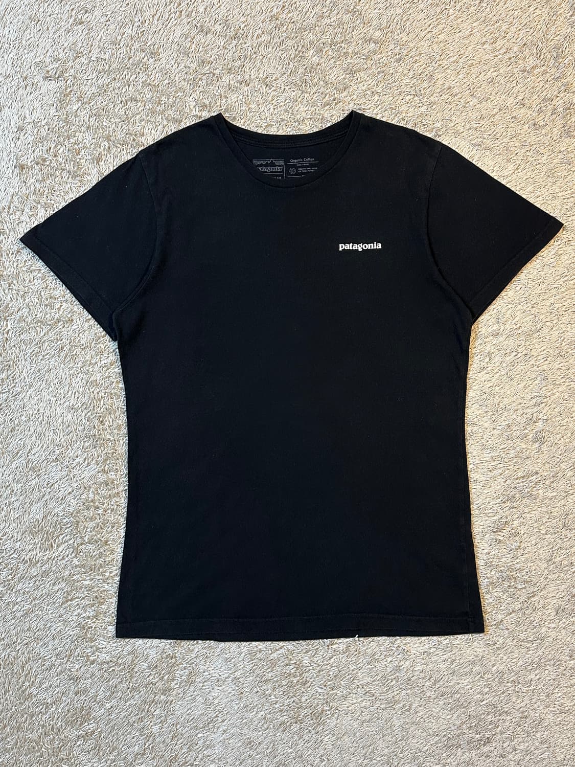 파타고니아 PATAGONIA 슬림핏 백프린팅 반팔 티셔츠 블랙 상품이미지3