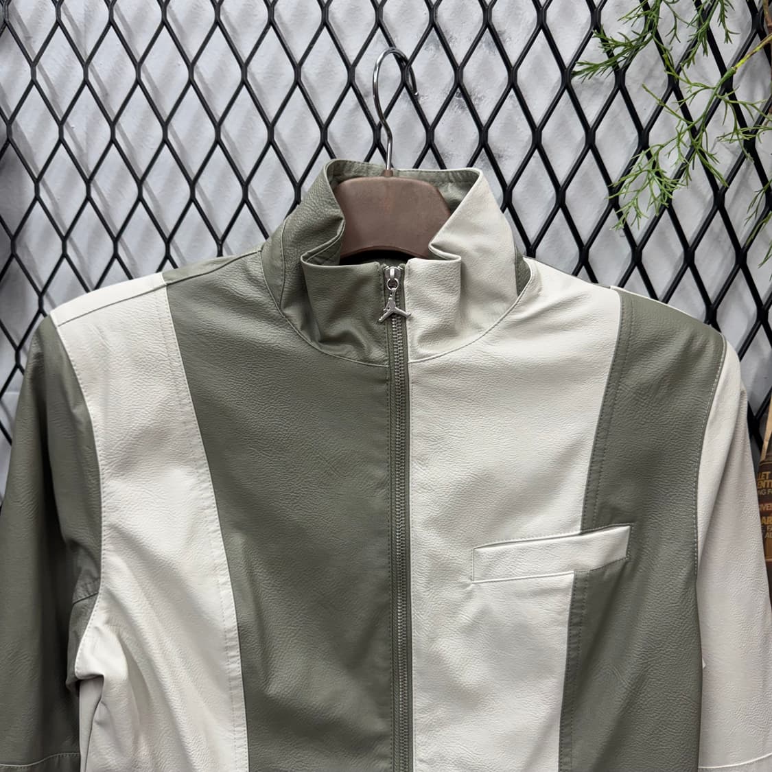 조던 우먼스 배색 레더 자켓 점프맨 로고 포인트 카키그레이 아이보리 상품이미지3