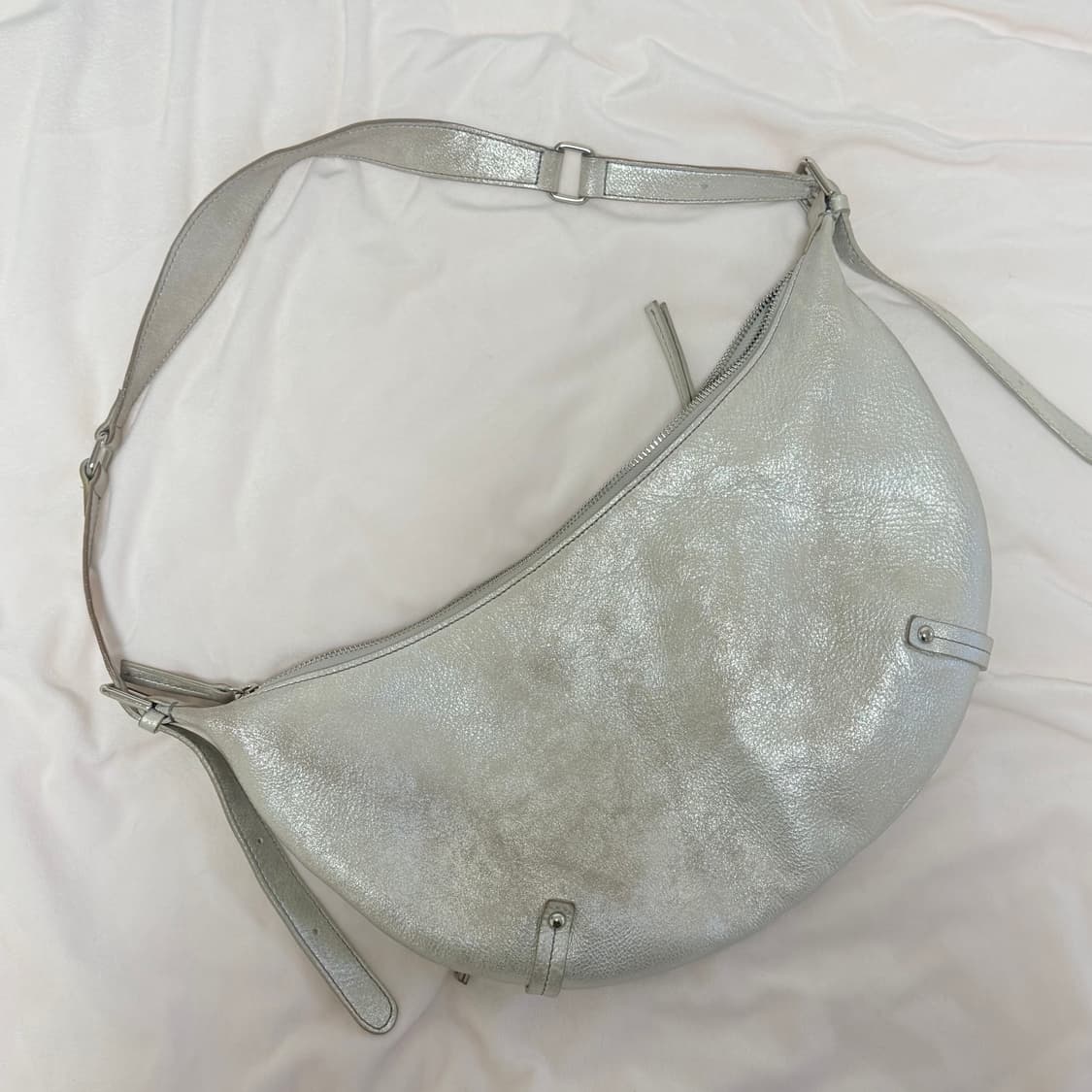 마뗑킴 지퍼 레더 실버 호보백 상품이미지5