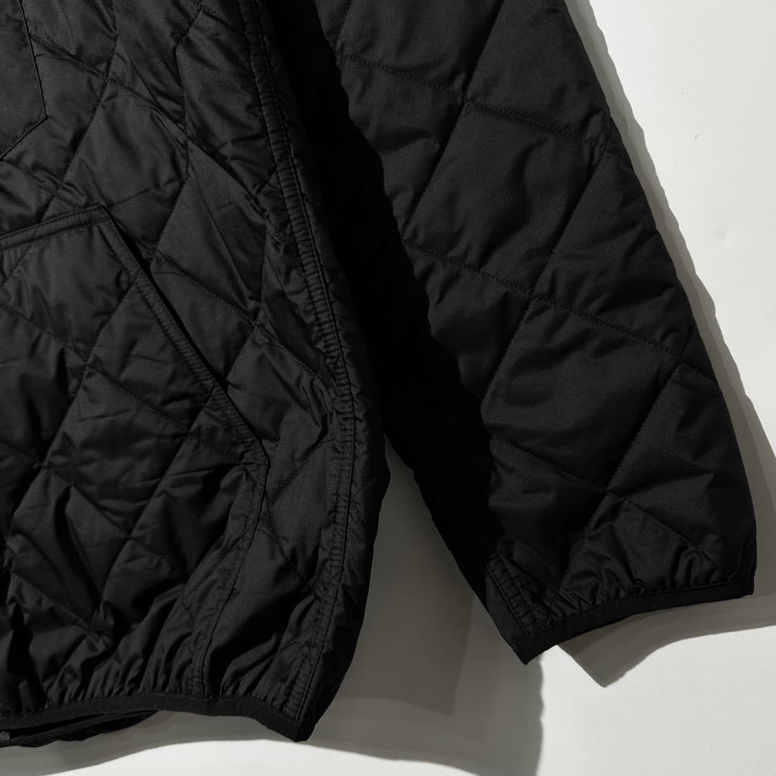 파타고니아 다이아몬드 퀼티드 봄버 후드 자켓 블랙 상품이미지5