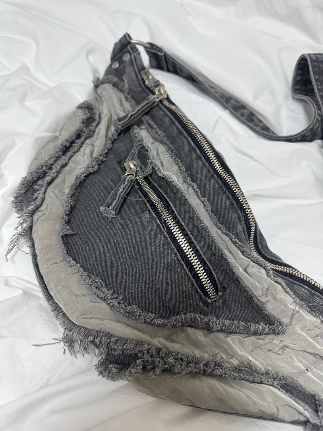 비슬로우 커브드 라인 바디백 상품이미지2