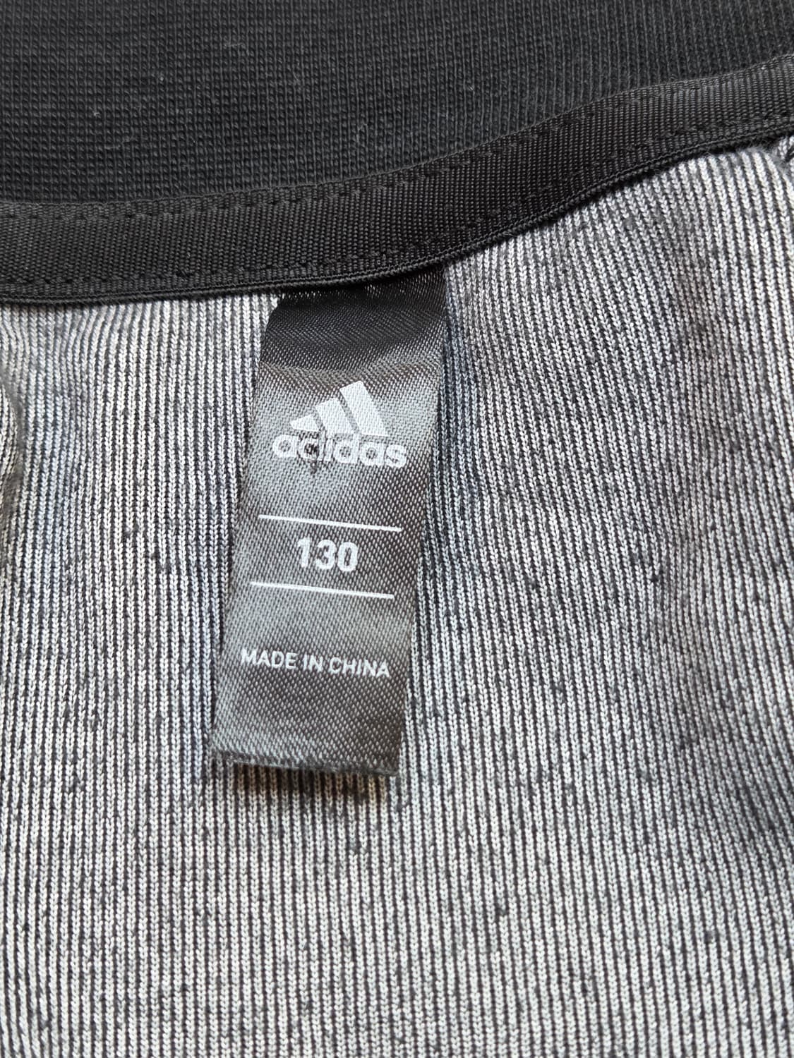 아디다스 벨벳 블랙 원피스 130사이즈입니다. 부드러운 벨벳 소재로 고급 상품이미지3