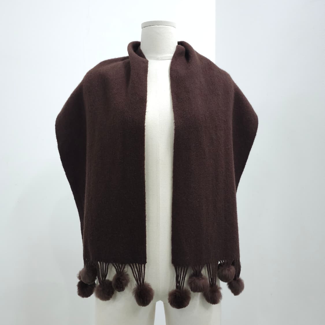 브라운 울 폼폼 트리밍 숄 머플러 상품이미지1