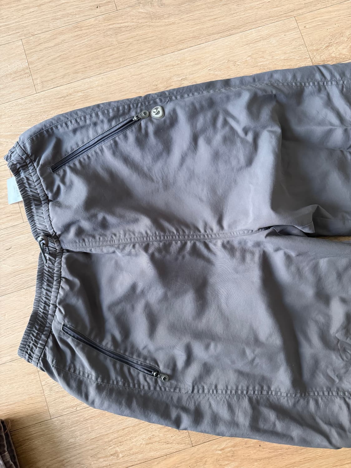 코이세이오 스트랩 트랙팬츠 차콜 상품이미지3