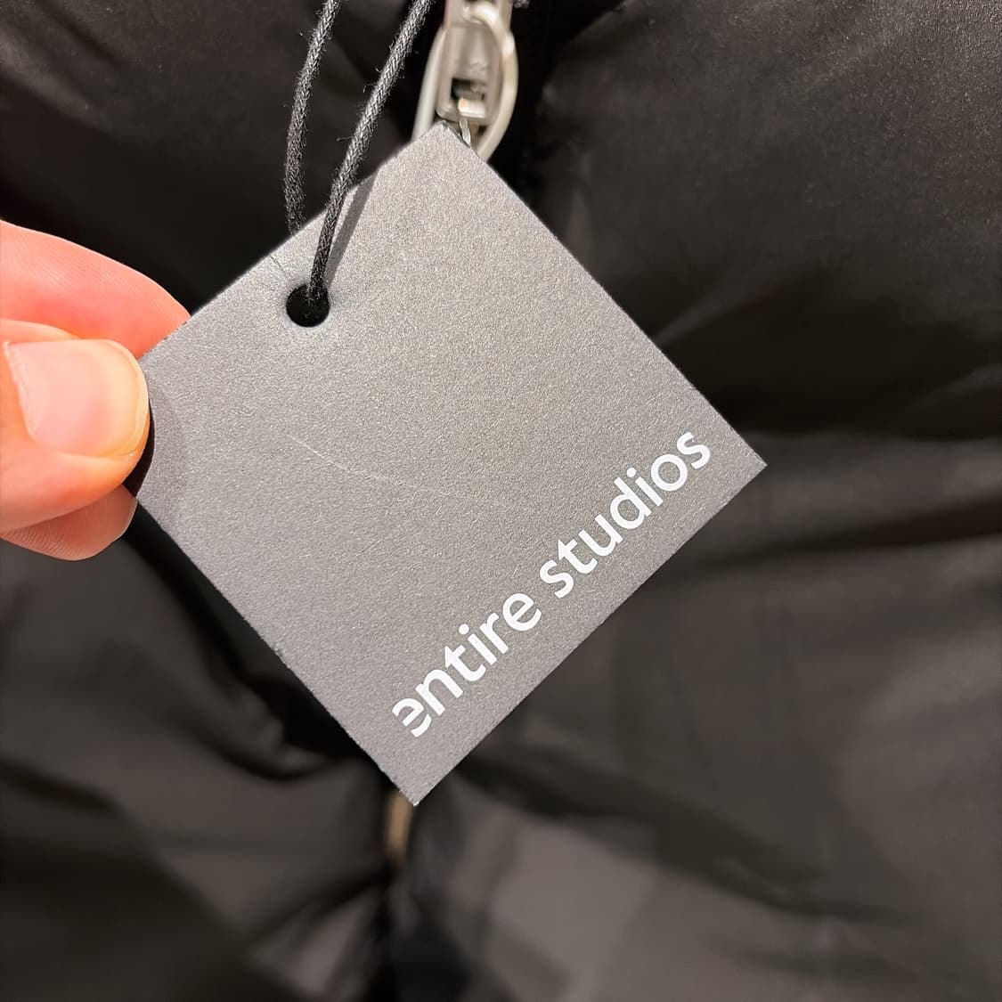 (정품/새상품) 엔타이어 스튜디오 남성 블랙 필로우 봄버 덕다운 패딩 상품이미지4