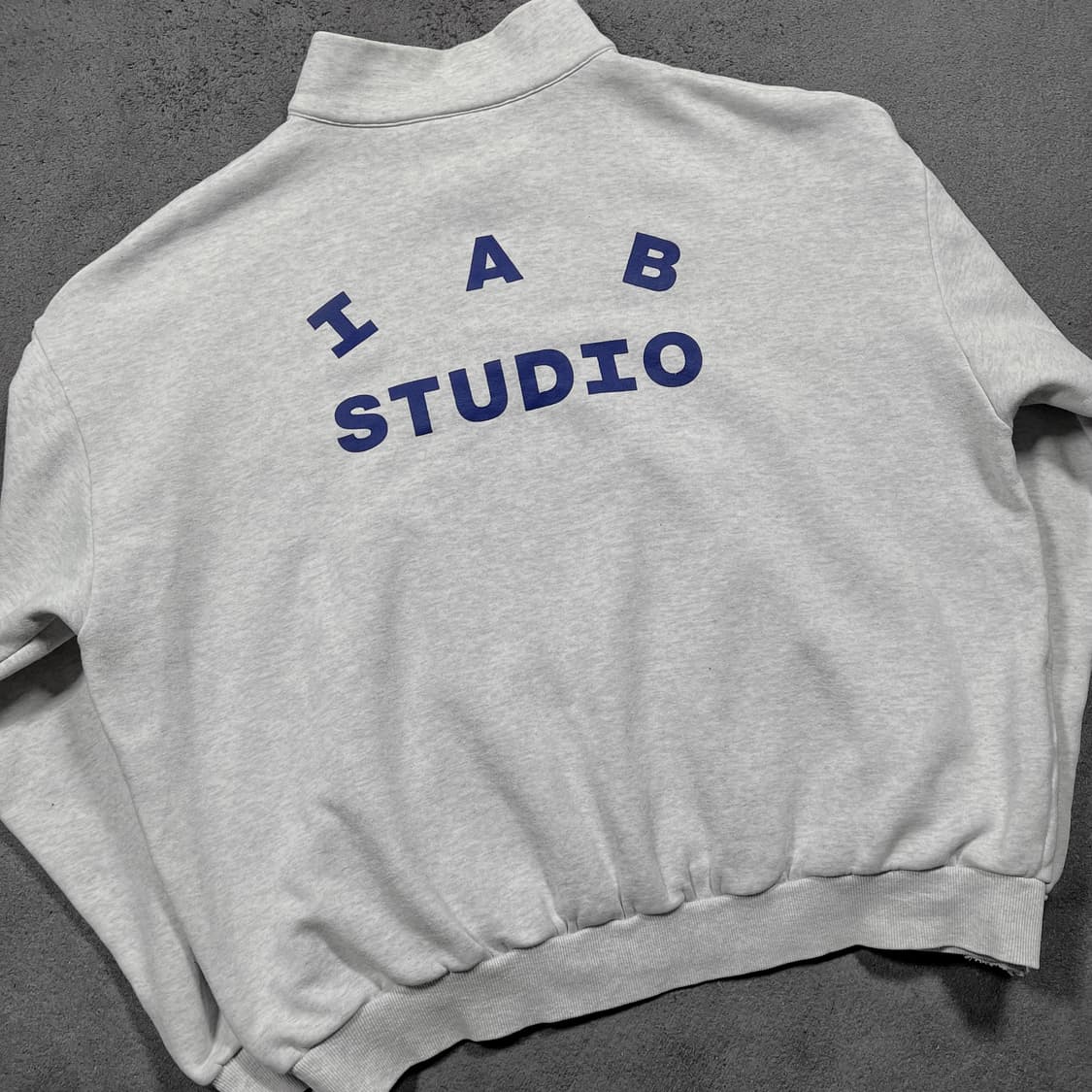 아이앱 스튜디오 하프집업 맨투맨 상품이미지1